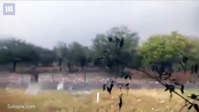 Khủng khiếp bão tấn công, bắn từng viên mưa đá kèm lực mạnh xuống đất