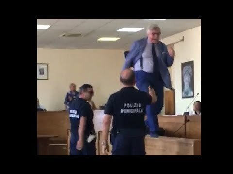 Aversa (CE) - Santulli show durante il Consiglio: corre sui banchi per protesta (20.07.17)