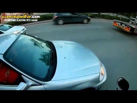 Parfüm Deneten Görevliler Gibi Biber Gazını Magandalara Boca Eden Koca Yürekli Motorcu