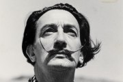 El bigote de Dalí conserva su postura de 