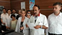 Tahta Çubukla Boğazına Baktığı Çocuk Öğürünce, Annesi Doktora Saldırdı