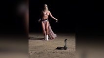 Une jeune femme sexy tente de danser avec un serpent !