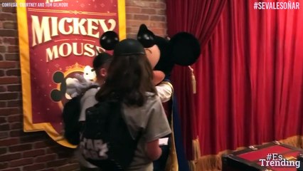 ¡Muy conmovedor! El momento en el que Mickey Mouse le cuenta a dos niños que van a ser adoptados