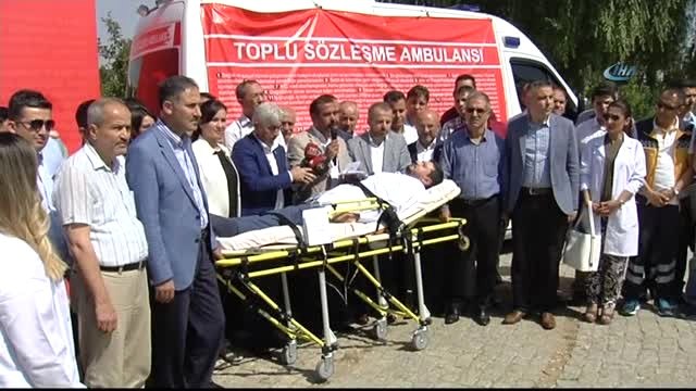 Sağlık Çalışanları Taleplerini Toplu Sözleşme Masasına Ambulans ile Gönderdi