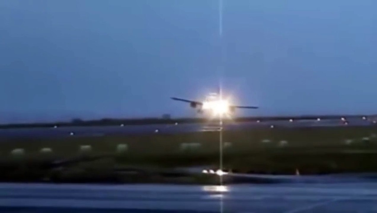 Wow Amazing Pilot Skills To Save Plane Crashing