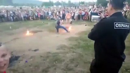 Un cracheur de feu se rate pendant son show