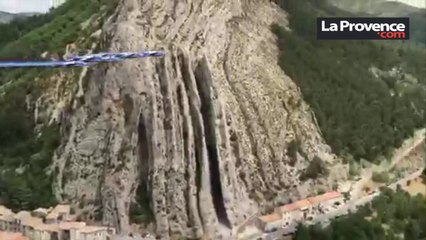 La Patrouille de France dessine un cœur au-dessus de Sisteron