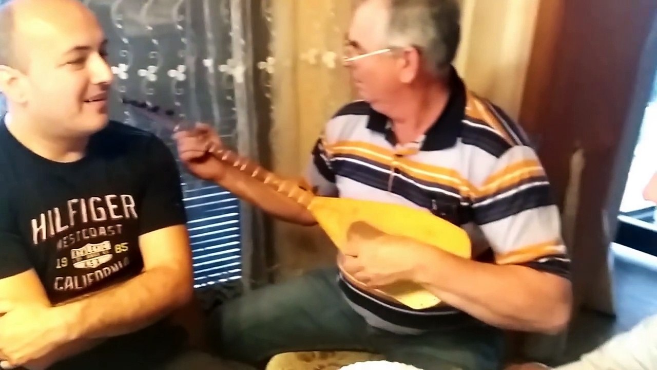 Na  jednom mjestu -- Mačak i Marko Marković,pjevaju pjeso