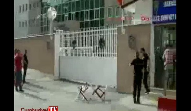 Emniyet Müdürlüğü önünde döner bıçaklı kavga