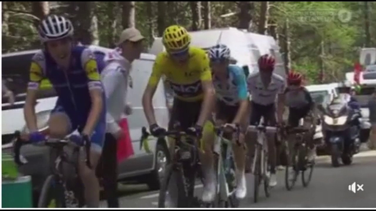 Honteux! Le maillot jaune Chris Froom se fait cracher dessus par un spectateur dans l'Izoard
