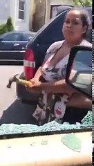 Mujer le entra a martillazos a vehiculo de esposo con los niños dentro
