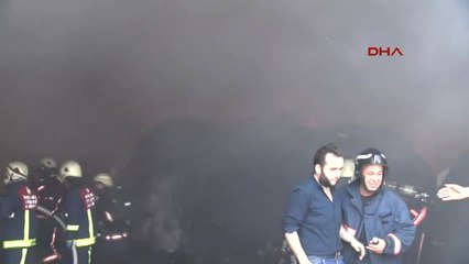 Tekstil Fabrikasındaki Yangına Müdahele Eden Itfaiyecilerden Bazıları Fenalaştı