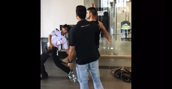 Un combattant de MMA affronte 3 gardes.