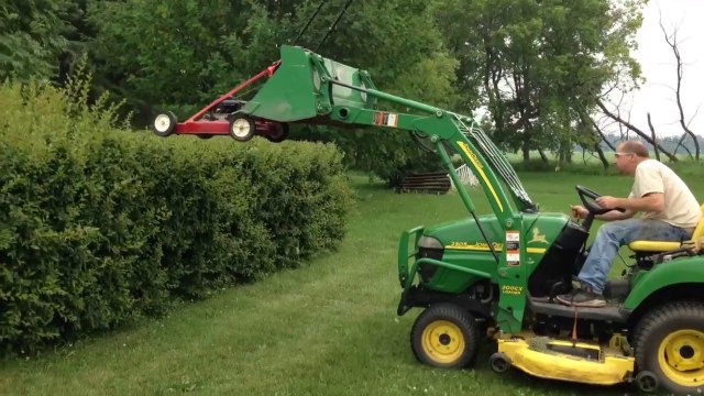 Tailler sa haie sans se fatiguer avec une tondeuse et un chargeur sur pneus