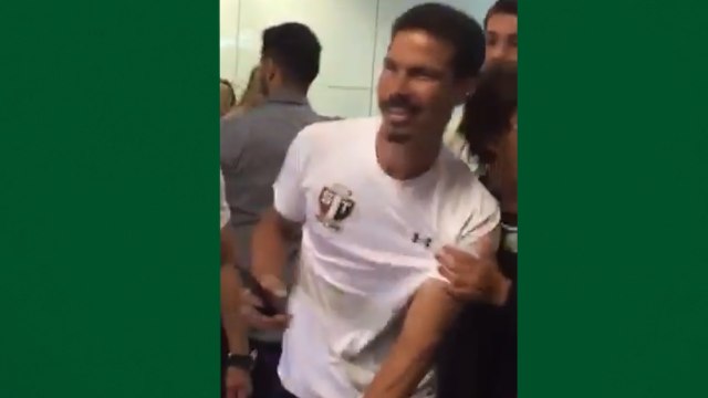 Hernanes desembarca em São Paulo e é recepcionado pela torcida; veja