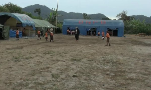 Sekolah Rusak Akibat Gempa, Siswa Belajar di Tenda Darurat