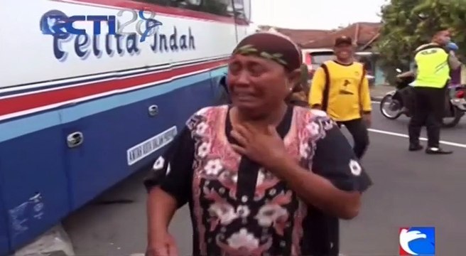Ugal-Ugalan, Bus Tabrak Dua Rumah Warga Hingga Ringsek