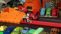 Et foudre coureur avec Disney pixar cars2 riplash revanche mcqueen francesco bernoulli