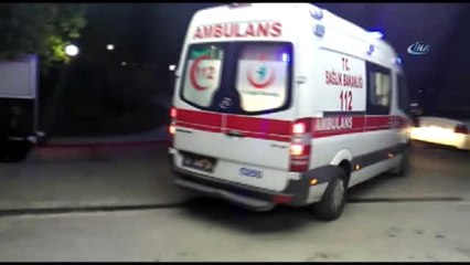 Otomobil Trafik Işıklarına Çarptı: 1'i Ağır 2 Yaralı
