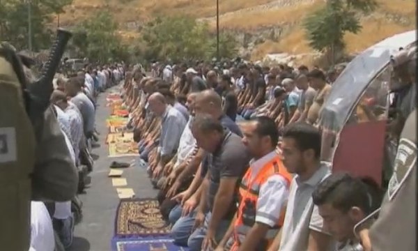Warga Shalat Jumat di Luar Masjid Al-Aqsa