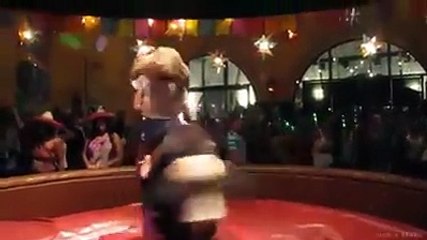 SE MONTO EL TORO MECANICO AL REVEZ Y QUEDO SIN UNA PRENDA INTIMA.