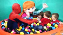 Des balles pour drôle des jeux enfants jouer Cour de récréation salle de jeux avec Chi centre du bébé