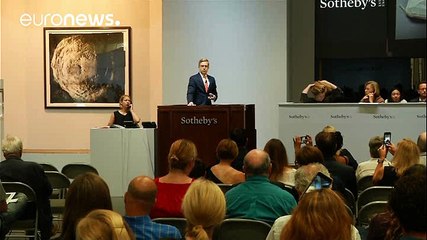 Casi 2 millones de dólares por una bolsa con polvo lunar recolectado por Neil Armstrong