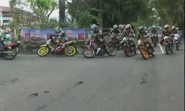 Seberangi Lintasan, Seorang Penonton Ditabrak Pebalap