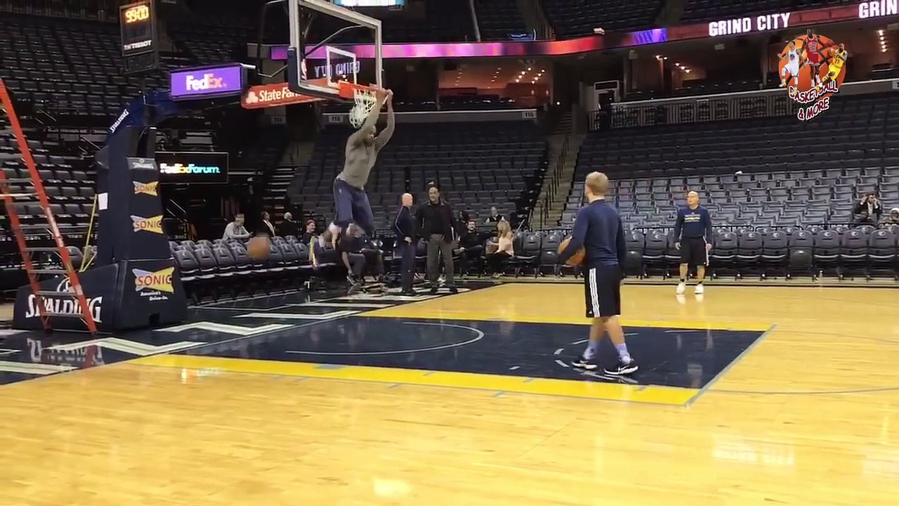 Oldest player in the NBA, Vince Carter, throws down a reverse windmill in practice !