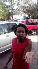Mujer celosa destruyendo cristales y rayando lujoso carro