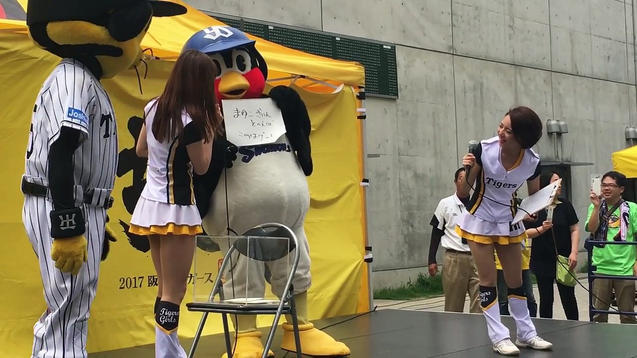 甲子園でも人気のつば九郎！トラッキーとのマスコットステージ