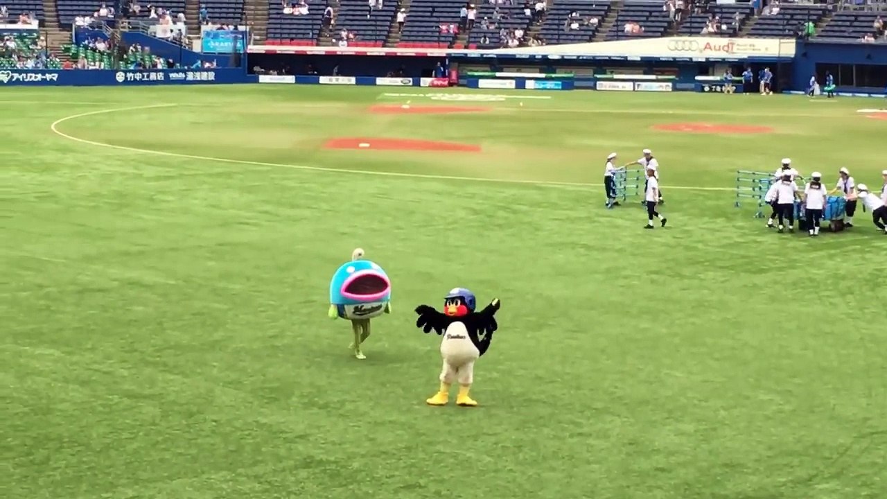 謎の魚が近づくも全然興味を示さないつば九郎