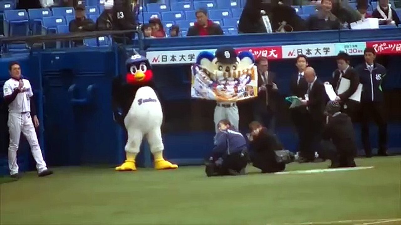 ドアラin東京のタオルを強引に宣伝するドアラと邪魔するつば九郎