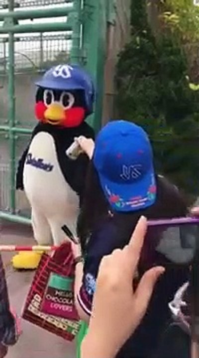 つば九郎バレンタインデーにオリオンビールもらう