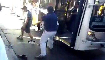 Grosse bagarre entre un chauffeur de bus et un conducteur qui bloque la route