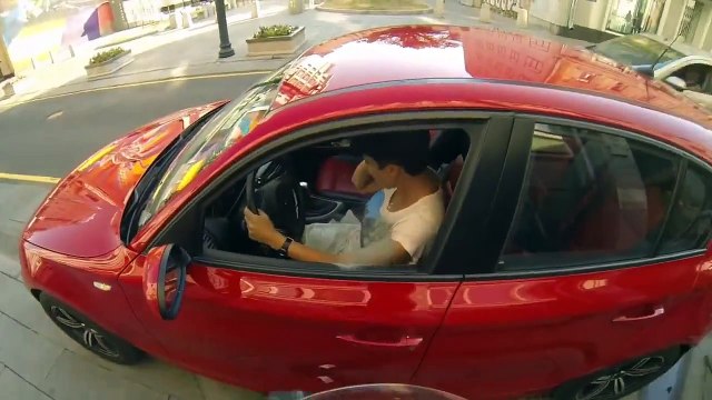 Ce motard s'en prend aux automobilistes sales qui jettent des papiers par la fenetre... Vengeance