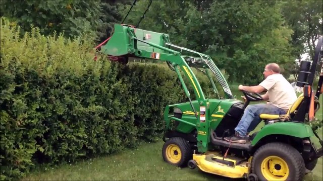 Ton père ce génie : couper la haie avec une tondeuse suspendue