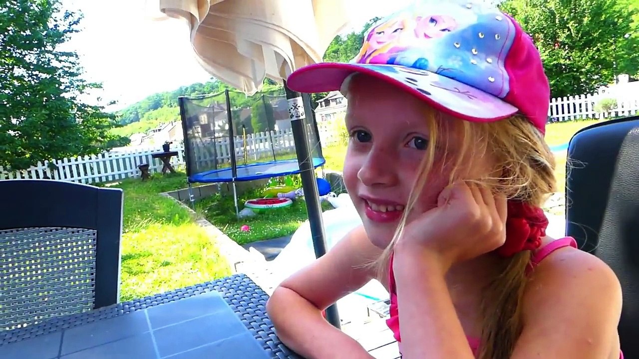 La Poupee BABY BORN ds la Piscine avec son BATEAU Gonflable