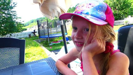 La Poupee BABY BORN ds la Piscine avec son BATEAU Gonflable