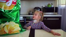 Детка ребенок Плохо ванная чипсы гигант гигантские чипсы принглс самые большие чипсы в мире pringles