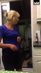 Cette maman voit son fils nu à la TV dans l'émission Naked Attraction...  Oh la surprise!