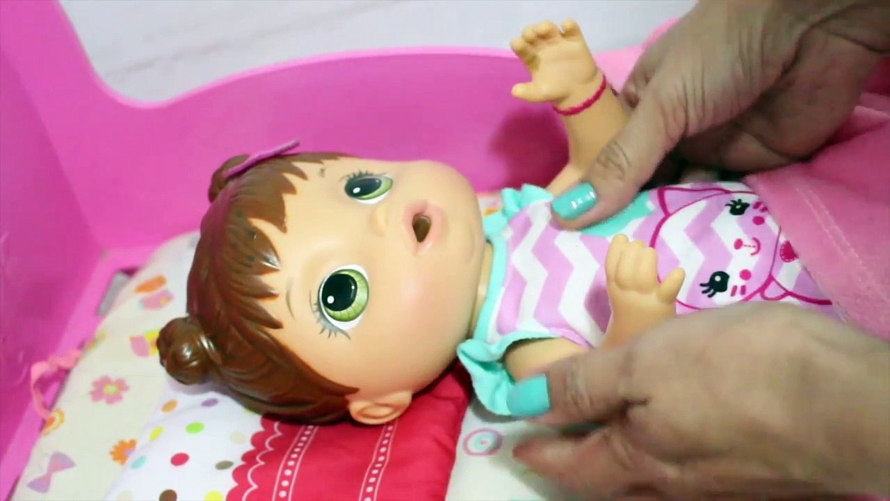 BABY ALIVE FAZ COCÔ CAQUINHA NA BANHEIRA E SOLTA PUM -NOVELINHA DA BABY ALIVE