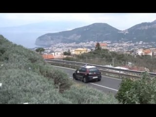 Massa Lubrense (NA) - Rapinano e picchiano disabile, presi tre rom (22.07.17)