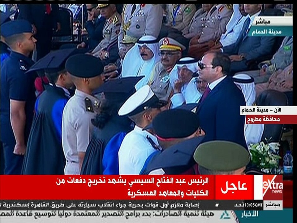 السيسي يقبل "المصحف" خلال تخرج طلاب الكليات والمعاهد العسكرية
