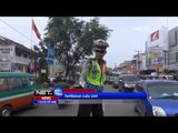 NET12 - Hibur warga saat kemacetan, polisi berjoget diiringi musik dangdut di Cimahi