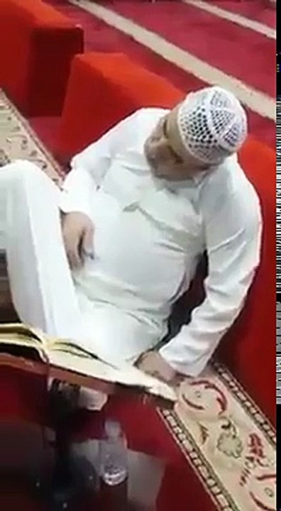 Muadhin_of_Masjid_Al-Sulaimani_in_Jeddah_has_passe