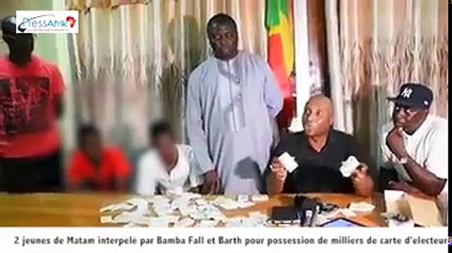 Bamba Fall et Barthélémy Dias arrêtent deux jeunes avec plus d'un millier de cartes d'électeurs ( Vidéo)