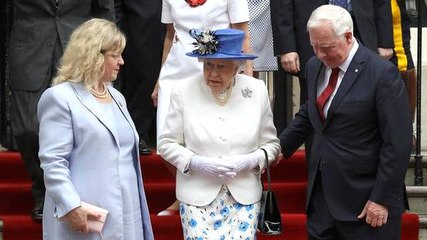 Kraliçe 2. Elizabeth'e 'Dokundu' Yer Yerinden Oynadı!