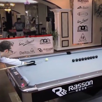 Ce champion de billard enchaine les tricks incroyables...