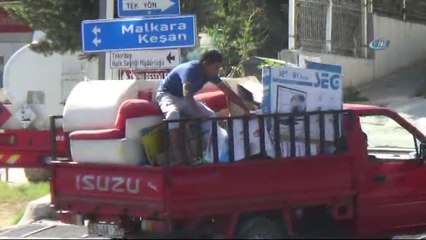 Malzeme Dolusu Kamyonet Kasasında Tehlikeli Yolculuk